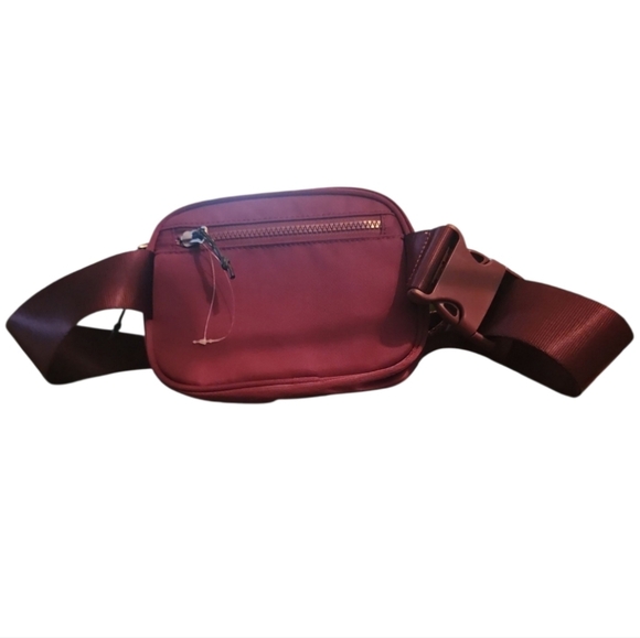 Fabletics Merlot Belt Bag Fanny Pack OS Adjustable Waist Travel Gym Zip Pocket - Picture 3 of 5